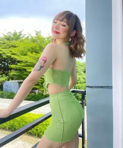 นักร้องสาวสวย