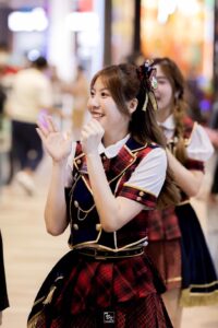 นักร้องสาวสวย