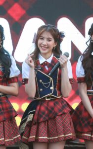 นักร้องสาวสวย