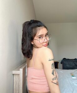 นักร้องลูกทุ่งสาวสวย