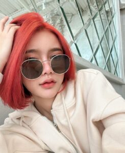 นักร้องสาวสวย