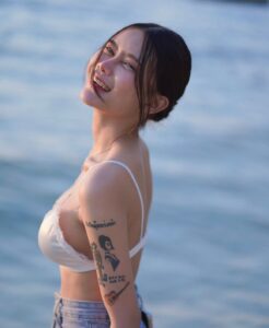 นักร้องสาว