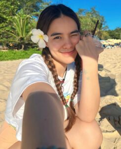 นักร้องสาวสวย